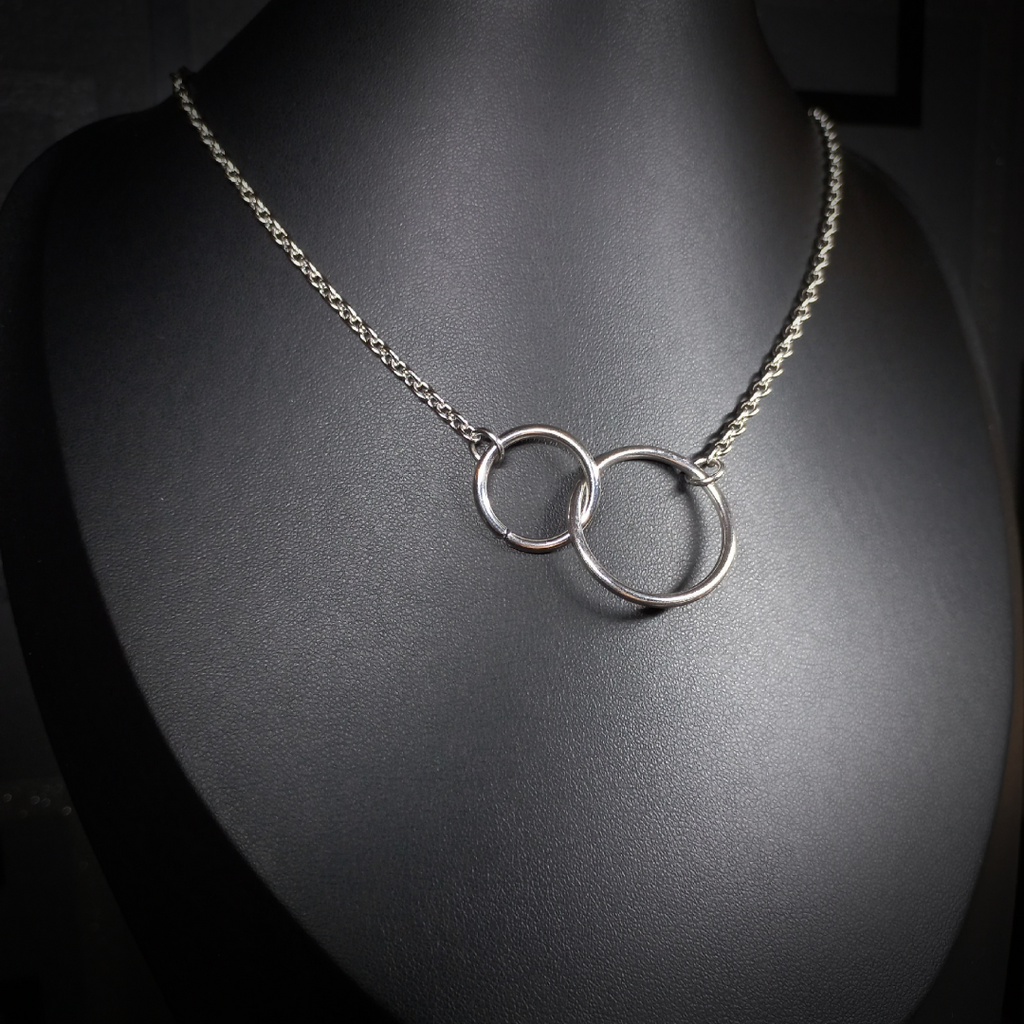 Collier à Anneaux Entrelacés
