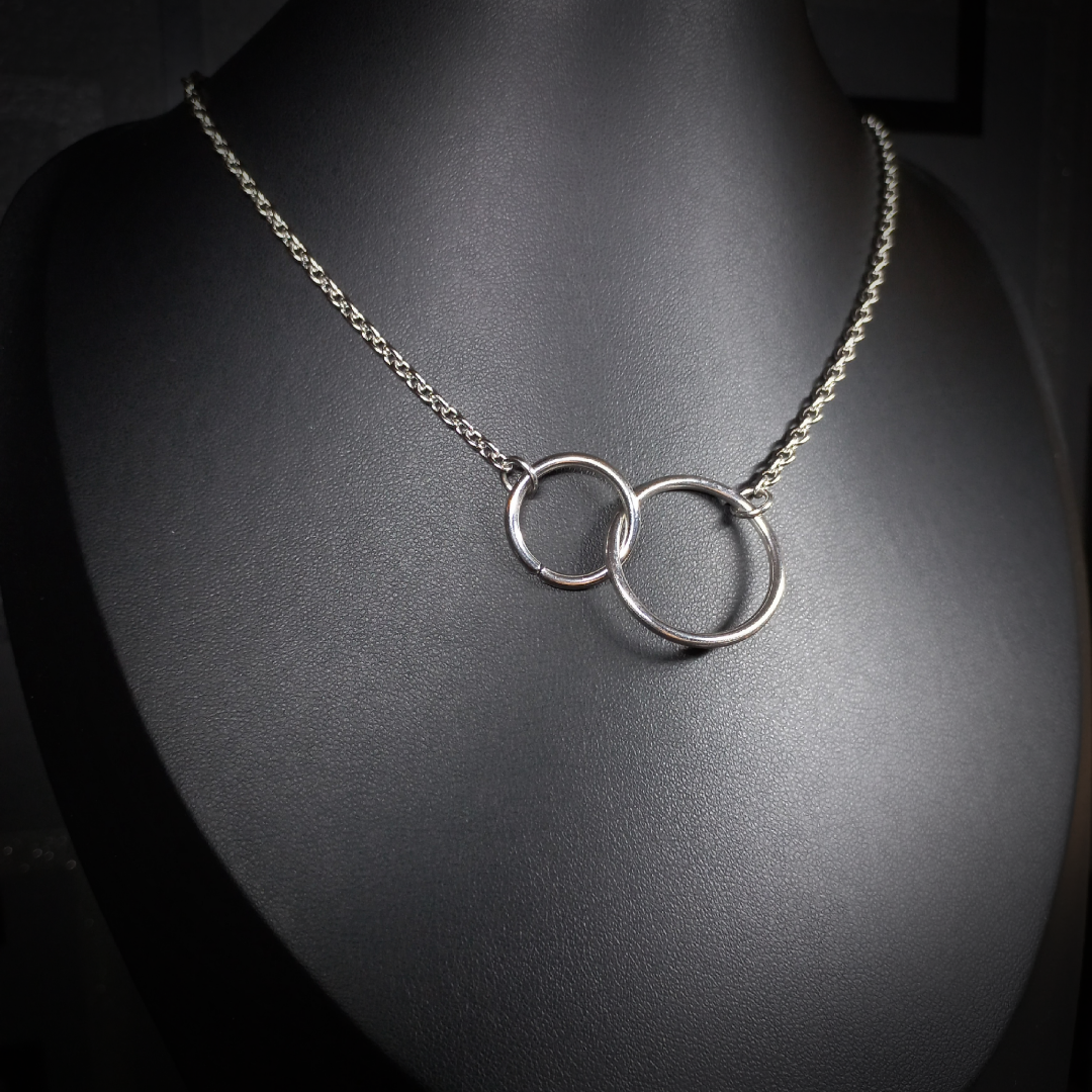 Collier à Anneaux Entrelacés