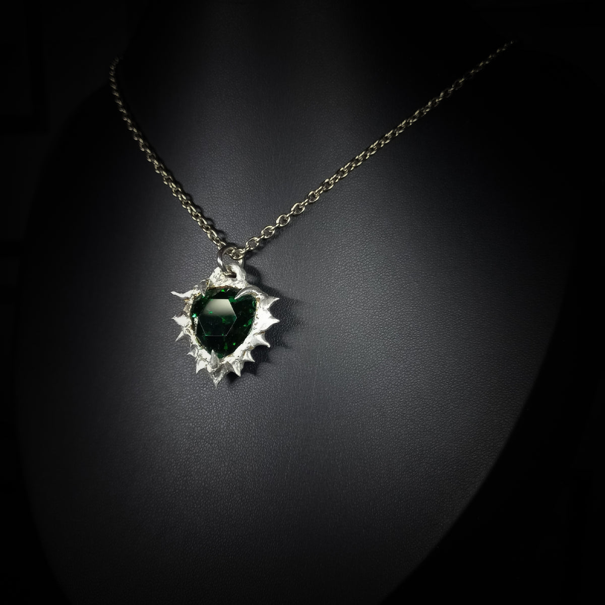 Collier en Étain & Pierre Verte Facettée