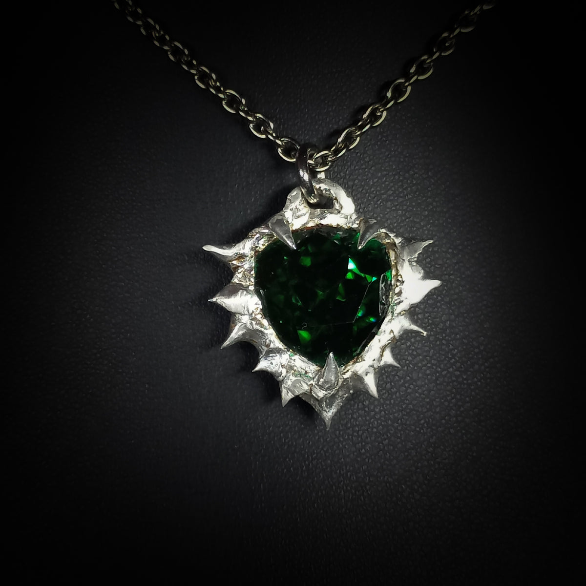 Collier en Étain & Pierre Verte Facettée