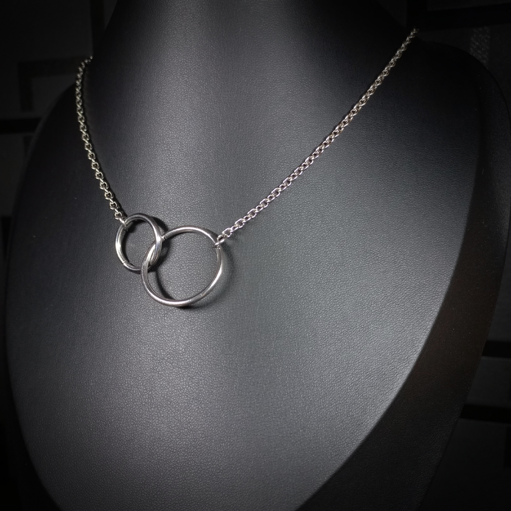 Collier à Anneaux Entrelacés