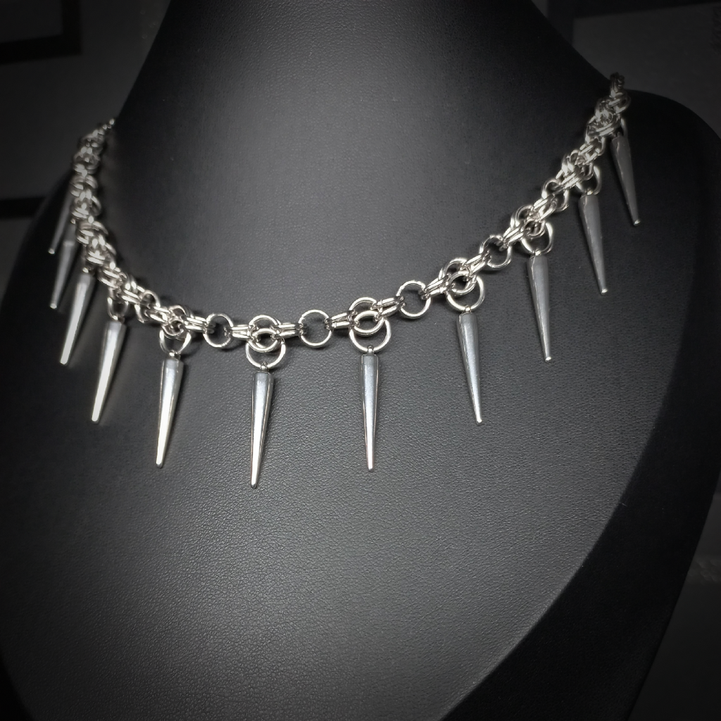 Collier Nightfall – Étreinte d’Acier