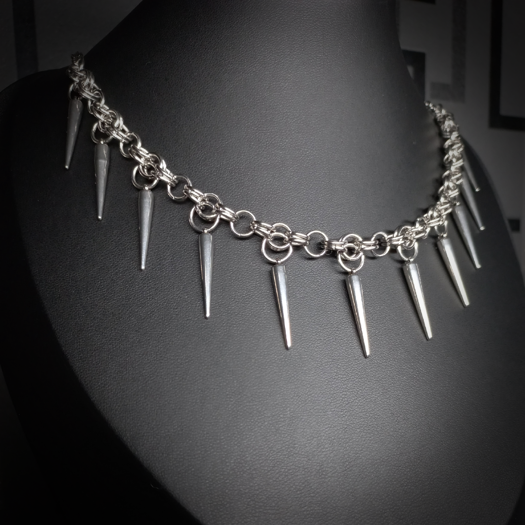 Collier Nightfall – Étreinte d’Acier