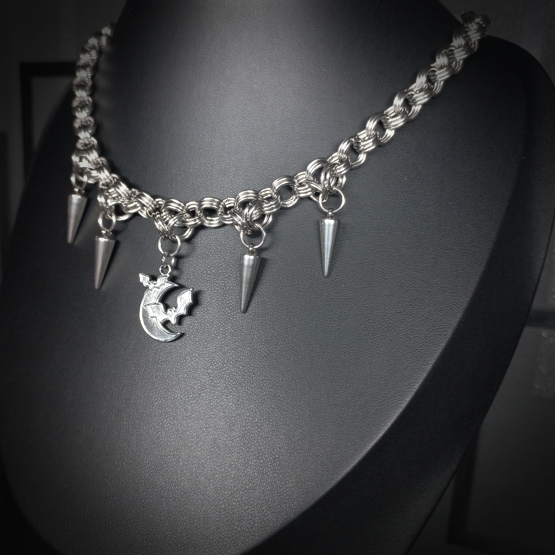 Collier Midnight – Moonbat Light